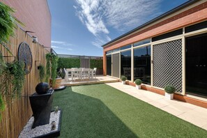 Outdoor dining - Golden Townhouse at the Gardens - Stylish three bedroom townhouse in central Albury (Albury)