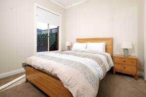 Iron/ironing board, Internet, bed sheets - Golden Townhouse at the Gardens - Stylish three bedroom townhouse in central Albury (Albury)