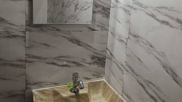 Habitación Deluxe | Baño | Ducha, artículos de higiene personal gratuitos, toallas y jabón