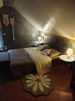 1 bedroom, bed sheets