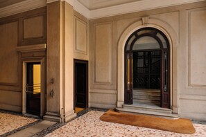 Unclassified image, 2 of 14, button - Vrbo Property (Milano)