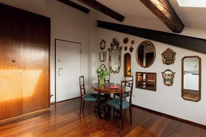 Unclassified image, 4 of 14, button - Vrbo Property (Milano)