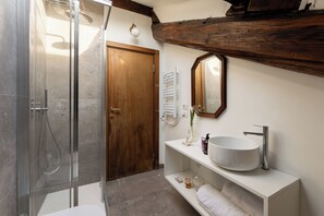 Unclassified image, 3 of 14, button - Vrbo Property (Milano)