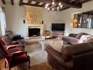 Living area - Large house with swimming pool and games room (Beychac-et-Caillau)