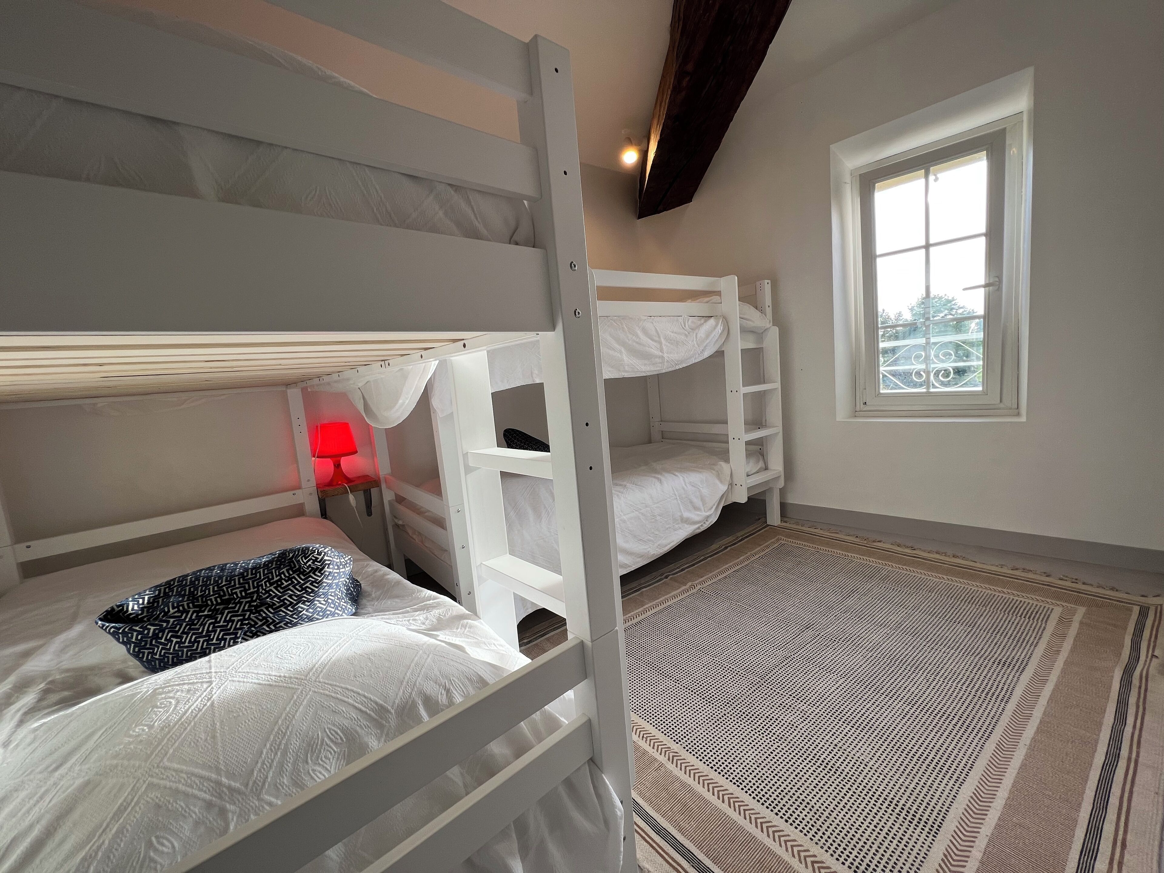 3 bedrooms, iron/ironing board, internet, bed sheets