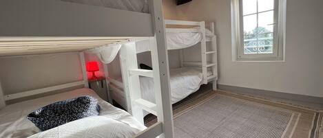 3 bedrooms, iron/ironing board, internet, bed sheets