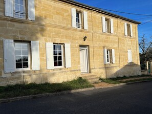Exterior detail - Large house with swimming pool and games room (Beychac-et-Caillau)