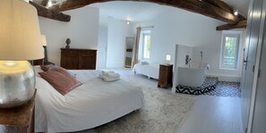 3 bedrooms, iron/ironing board, Internet, bed sheets - Large house with swimming pool and games room (Beychac-et-Caillau)