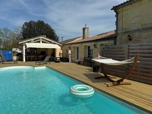 Pool - Large house with swimming pool and games room (Beychac-et-Caillau)