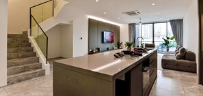 Unclassified image, 5 of 28, button