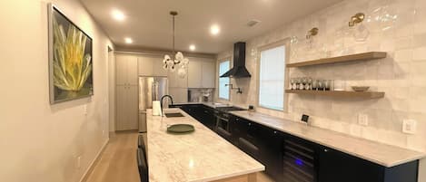 Kylskåp, mikrovågsugn, ugn och spishäll