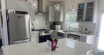 Located in Greenwood Estates, Port Howe on Cat Island. Battery backup system!!