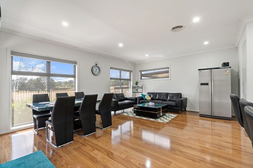 Family-friendly 4-bed Home With Courtyard