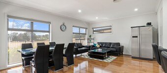 Family-friendly 4-bed Home With Courtyard