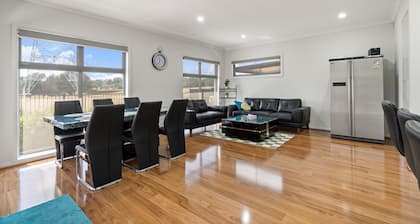 Family-friendly 4-bed Home With Courtyard