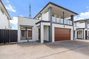 Apartment | Reception - Family-friendly 4-bed Home With Courtyard (Canberra)