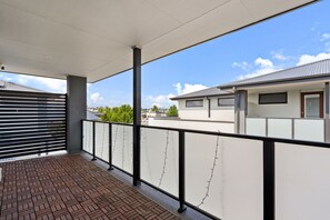 Apartment | Balcony - Family-friendly 4-bed Home With Courtyard (Canberra)