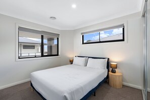 Apartment | 4 bedrooms, bed sheets - Family-friendly 4-bed Home With Courtyard (Canberra)