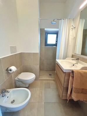 Sèche-cheveux, bidet, serviettes fournies