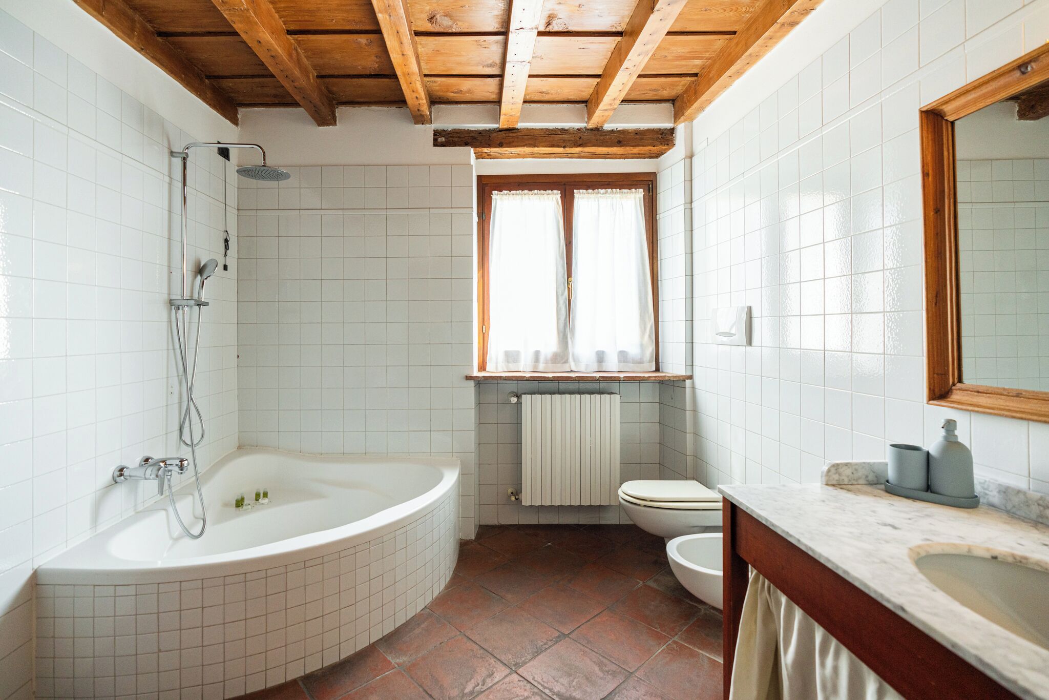 Ein Badezimmer mit freistehender Badewanne, Toilette und Waschbecken.