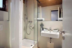 Dusche, Haartrockner, Handtücher, Toilettenpapier
