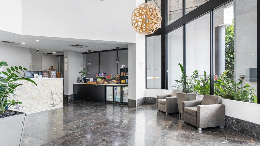 Bright Inner-city Stay Near Roma Street