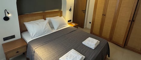 Schreibtisch, laptopgeeigneter Arbeitsplatz, VerdunkelungsvorhÀnge