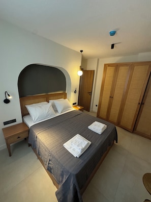 Desk, laptop workspace, blackout drapes, soundproofing - ULTAVA KORU SUITES (Datca)