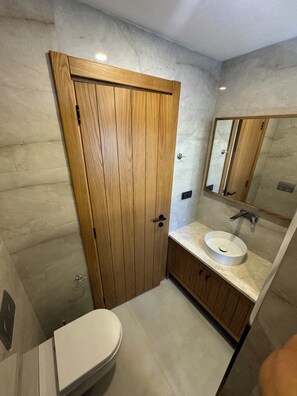 Appartamento Standard, vista giardino | Bagno | Doccia, asciugacapelli, asciugamani, sapone