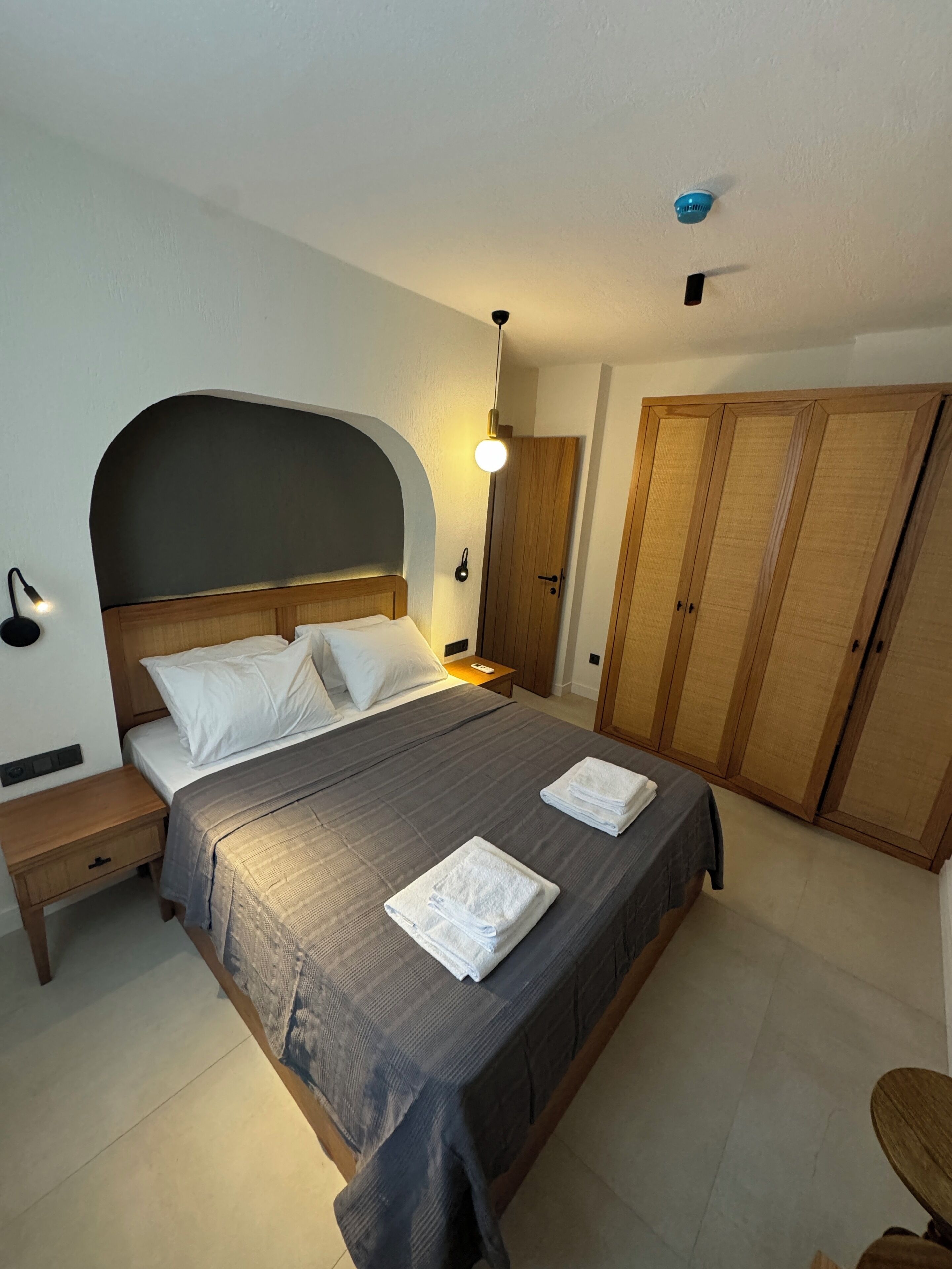 Elite Apart Daire | Masa, dizüstü bilgisayar çalışma alanı, güneşlik/perde, ses yalıtımı 