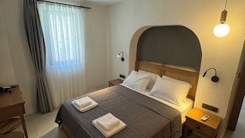 Alize | Desk, laptop workspace, blackout drapes, soundproofing