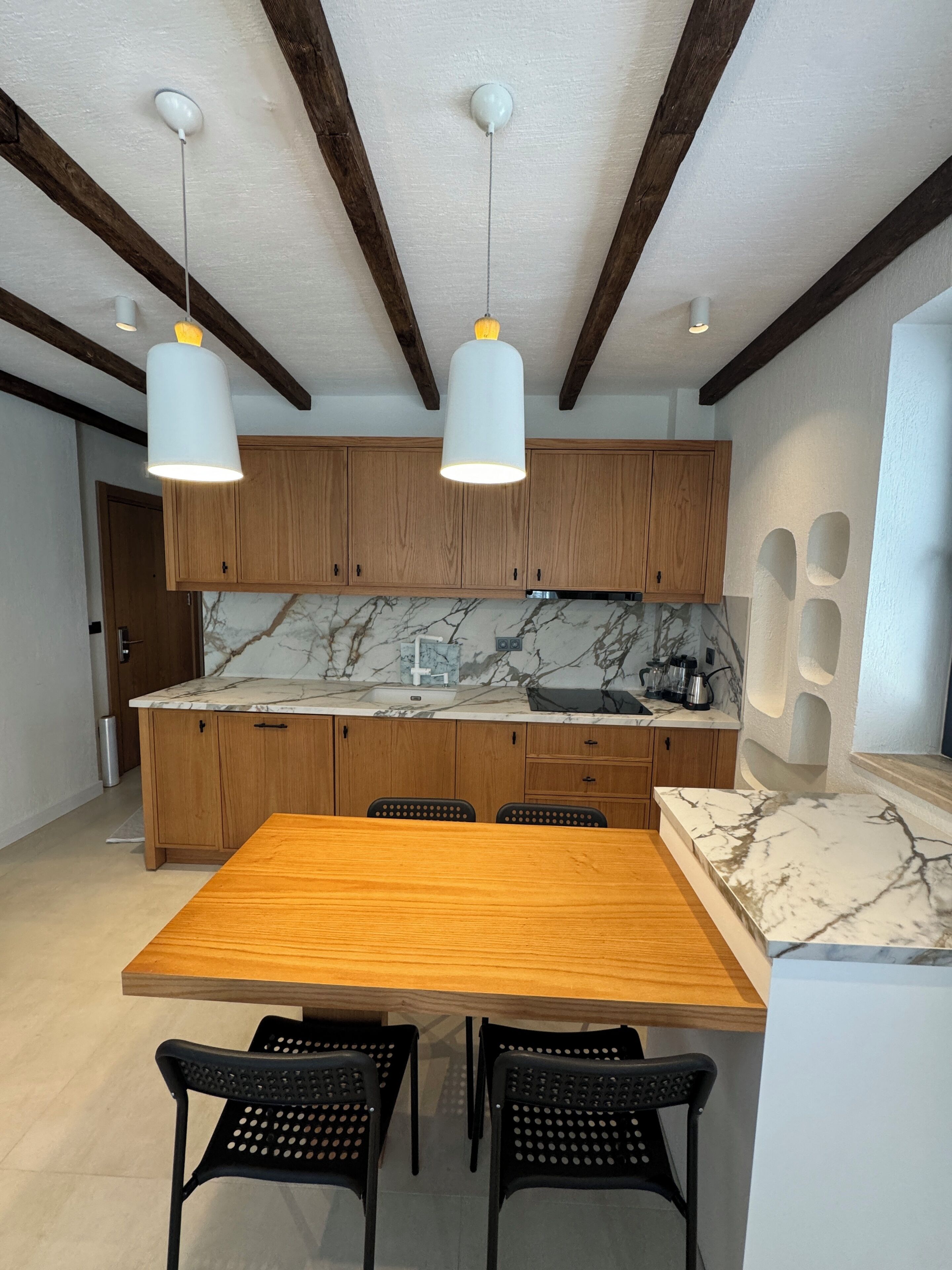 Fridge, stovetop, dishwasher, cookware/dishes/utensils