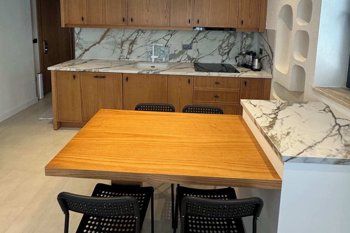 Fridge, stovetop, dishwasher, cookware/dishes/utensils