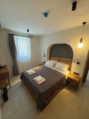 Desk, laptop workspace, blackout curtains, soundproofing - ULTAVA KORU SUITES (Datca)