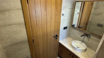 淋浴设施、吹风机、毛巾、肥皂