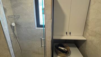 Appartamento Standard, vista giardino | Bagno | Doccia, asciugacapelli, asciugamani, sapone