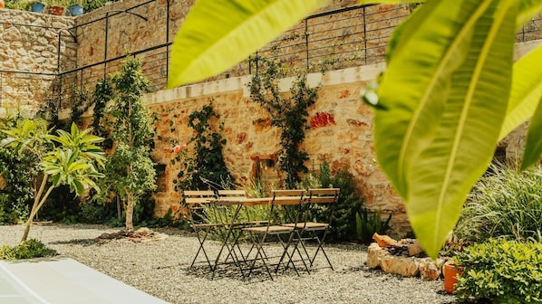 Outdoor dining - ULTAVA KORU SUITES (Datca)