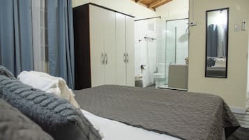 3 chambres, fer et planche à repasser, Wi-Fi, draps fournis