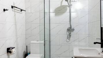 Douche, sèche-cheveux, serviettes fournies, savon