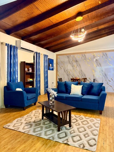 3-Bedroom Home, with easy, immediate access to EMR & Priority Bus Route