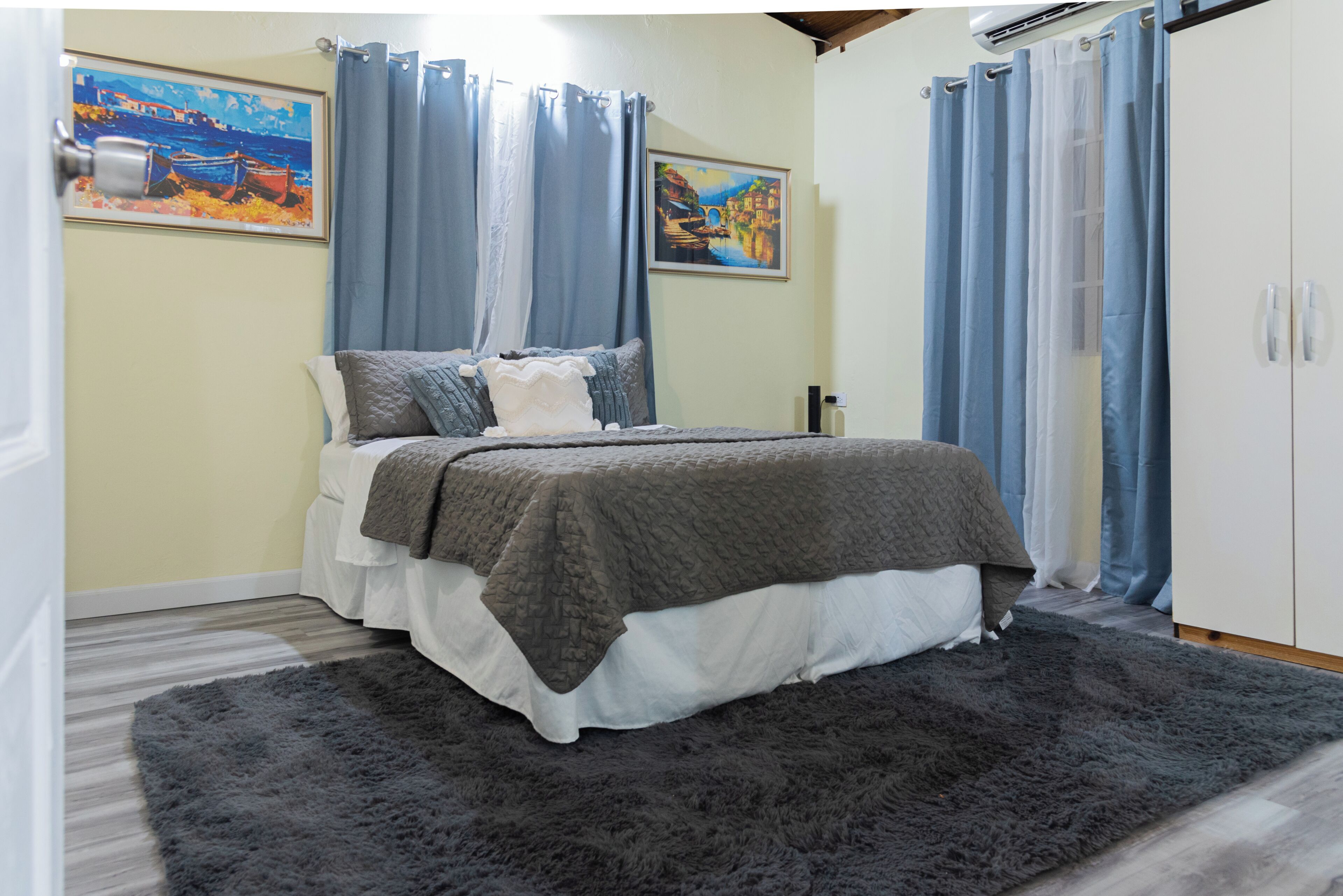 3 chambres, fer et planche à repasser, Wi-Fi, draps fournis