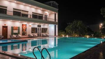 Kolam renang outdoor