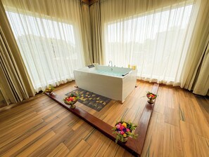 Jacuzzi Room | Soundproofing, iron/ironing board, free WiFi