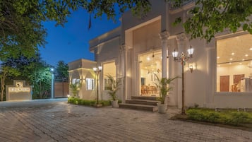 Pintu masuk properti