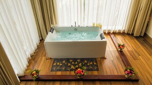 Jacuzzi Room | Phòng cách âm, bàn ủi/dụng cụ ủi quần áo 