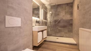 Phòng đôi Superior, ban công | Phòng tắm | Máy sấy tóc, khăn tắm, xà phòng, dầu gội