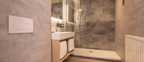 Superior Double Room, Balcony | Bathroom | Hair dryer, towels, soap, shampoo