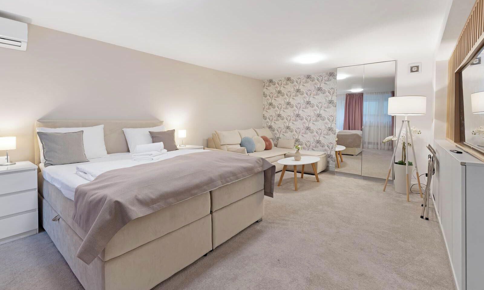Apartamento luxo, varanda | Cofres nos quartos, quartos à prova de som