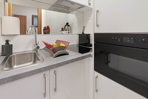 Apartment, Patio, Courtyard View | Private kitchen