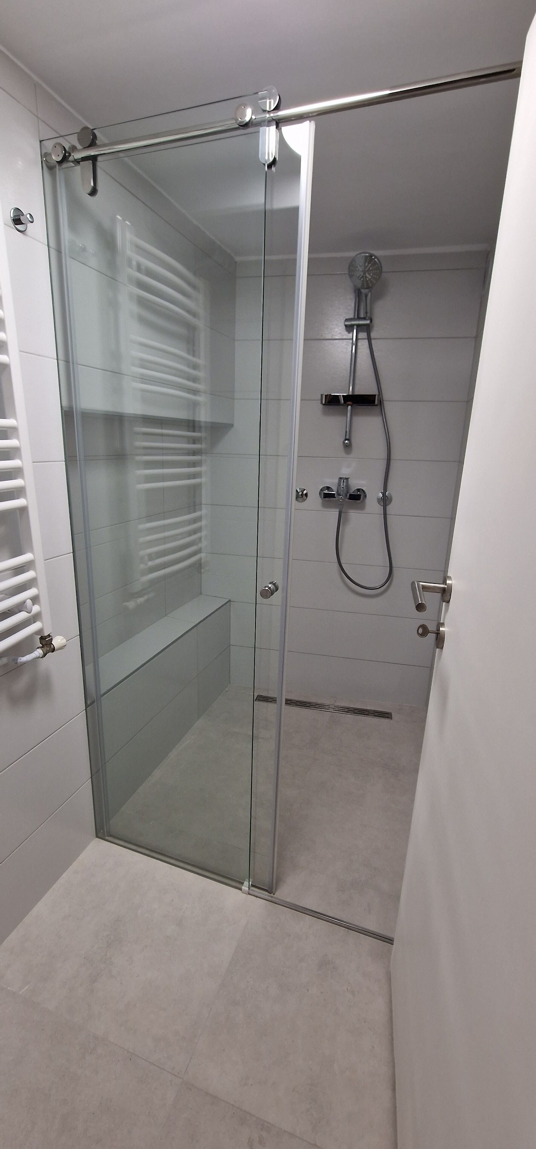 Deluxe appartement, terras | Badkamer | Een haardroger, pantoffels, handdoeken, zeep